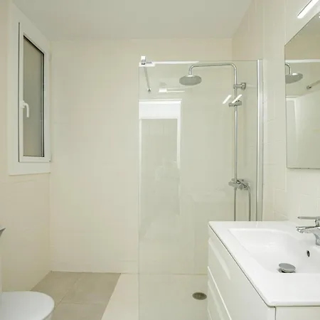 4 Bedroom Cozy In Apartment
