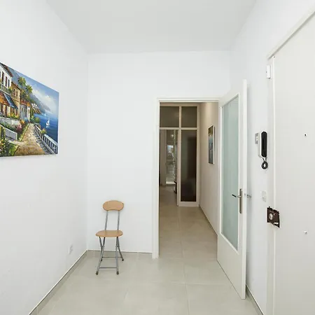 4 Bedroom Cozy In Apartment Roses