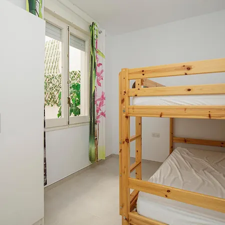 4 Bedroom Cozy In Apartment