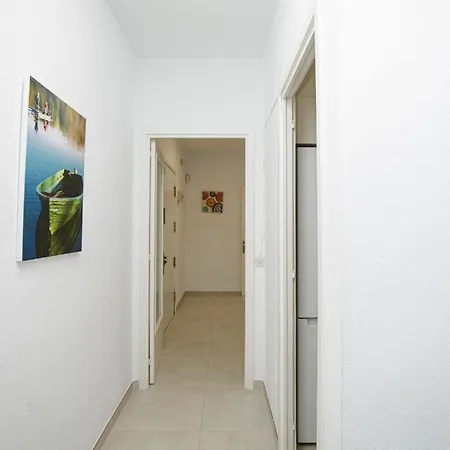 4 Bedroom Cozy In Apartment Roses